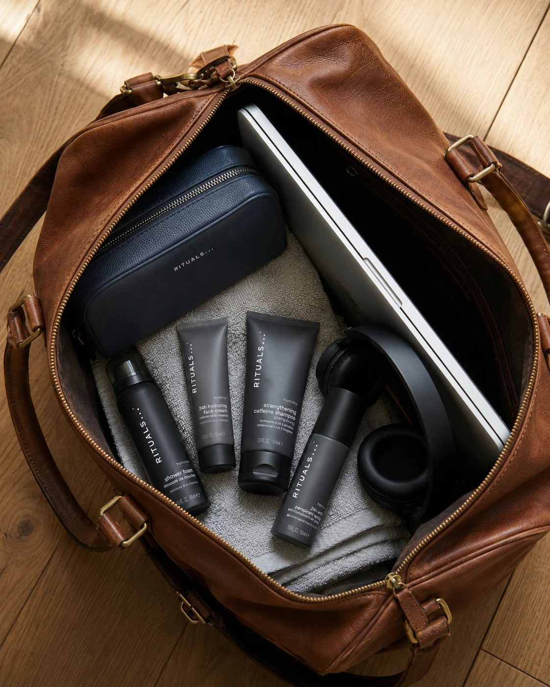 Shooting photo produit IA — Rituals Homme, trousse de voyage